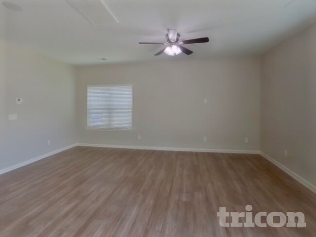 Photo - 437 Eastfair Dr