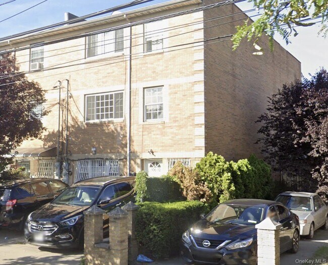 Building Photo - 106-12 156th St Unit 2nd Fl