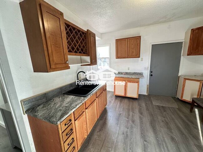 Photo - Available Now! - Large 5 bedroom, 3 bath home in Saint Paul!