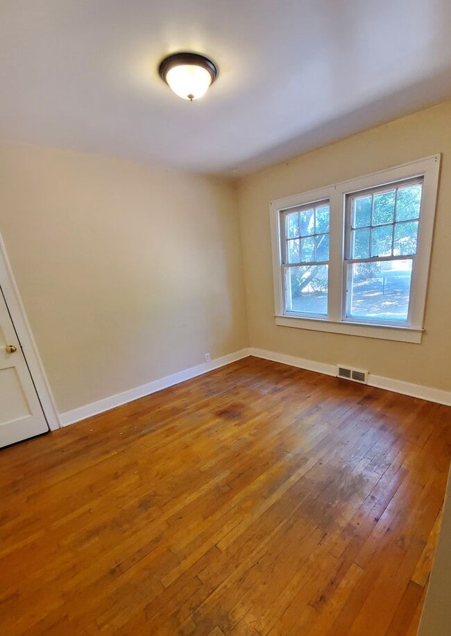 Photo - Aug 1st 2026/2027 Pre-leasing Close to 1.5 Blks to CSU & Old Town