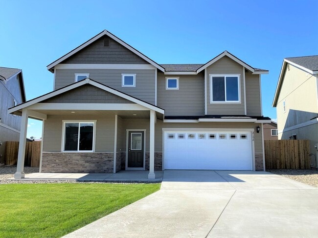 Building Photo - Newer, Spacious 5 Bedroom 3 Bed House!