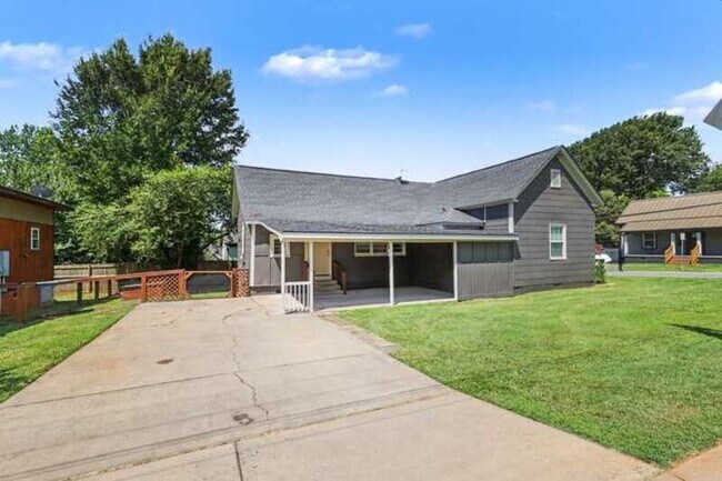 2816 Yadkin Ave