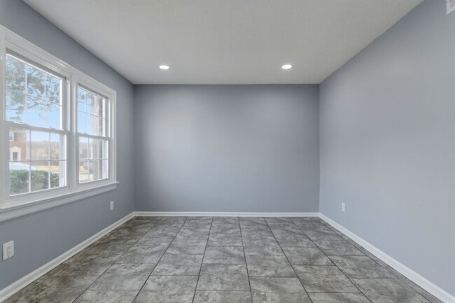 Photo - 611 Denton Cir