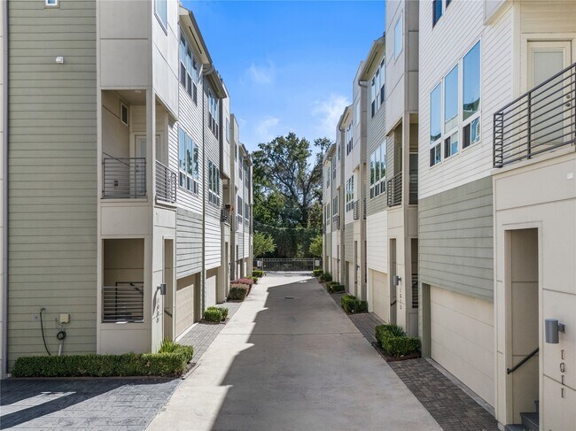 Photo - 1013 W 17th St