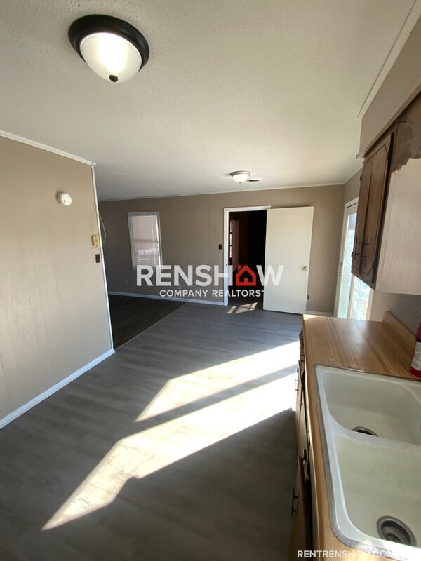 Photo - 307 Woodford Cove