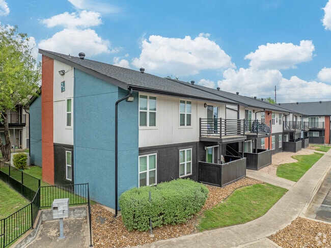 AUBRY HILLS APARTMENTS
