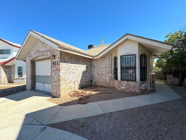 Building Photo - West El Paso 3bed/2Bath refrig A/C Home