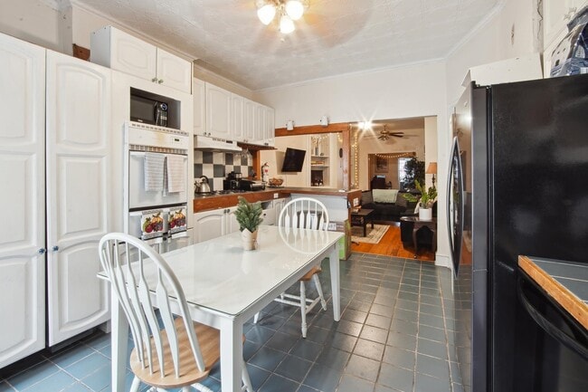 Building Photo - 230 Park Ave Unit 2R Rental