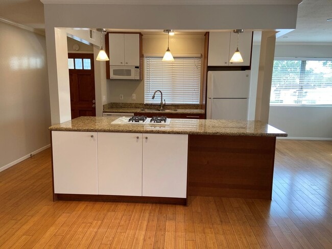 Photo - 2 Bed, 1 Bath Townhouse with attached 2 car garage ready to move in soon!!