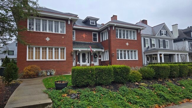 522 Grove is the lower left apartment. - 522 Grove St Rental