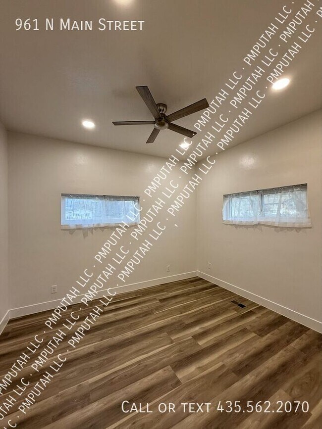 Photo - 961 N Main St