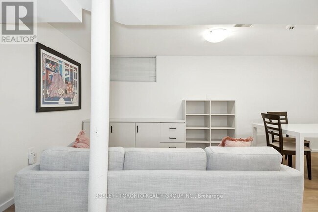 Photo - 146 Earlscourt Ave