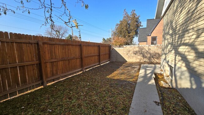 Photo - 905 Charlton Cir Unit B
