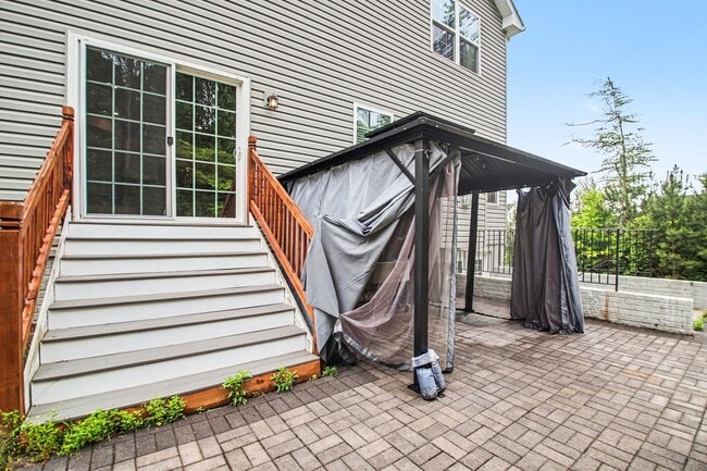Photo - Stunning & Spacious 3-Level Single Family Home in Lees Parke – Move-In Ready!