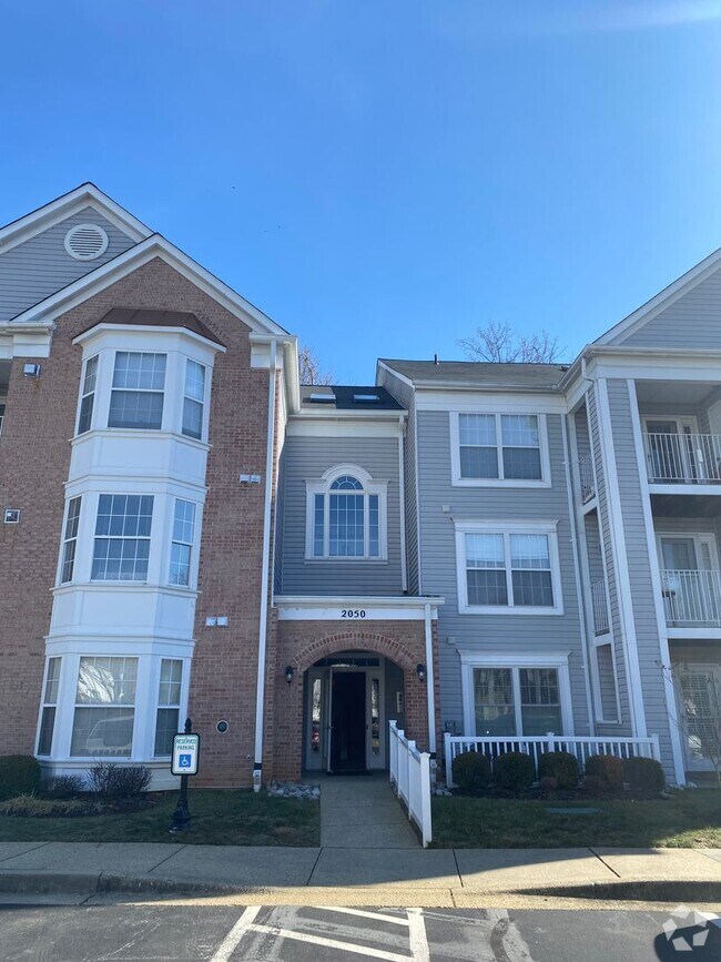 Building Photo - 3 Bedroom Garden Level Condo in Annapolis! Unit 1