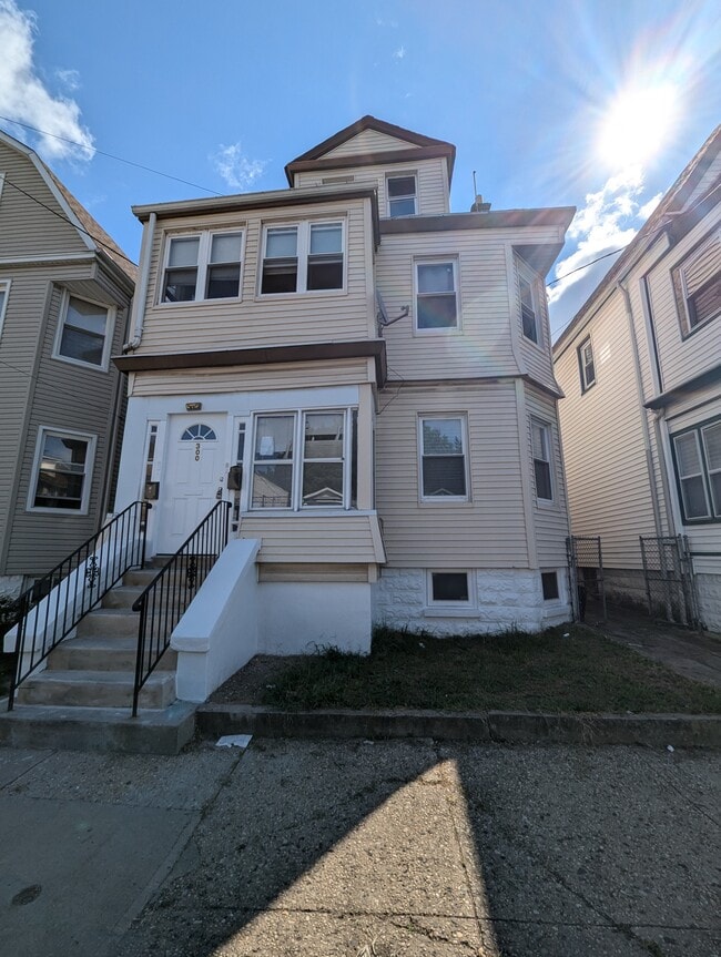Building Photo - 300 S 19th St Rental