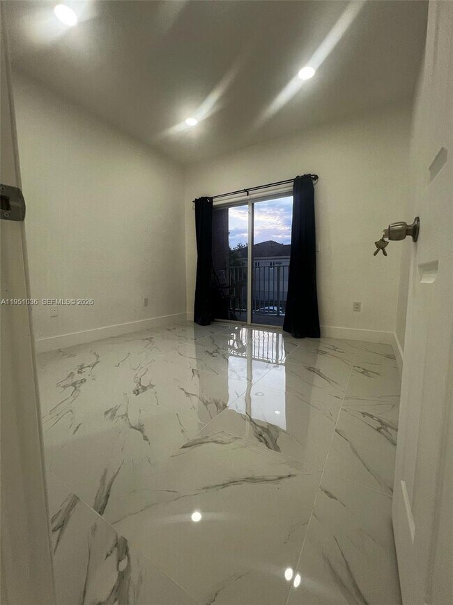 Photo - 355 E 4th St Unidad 203