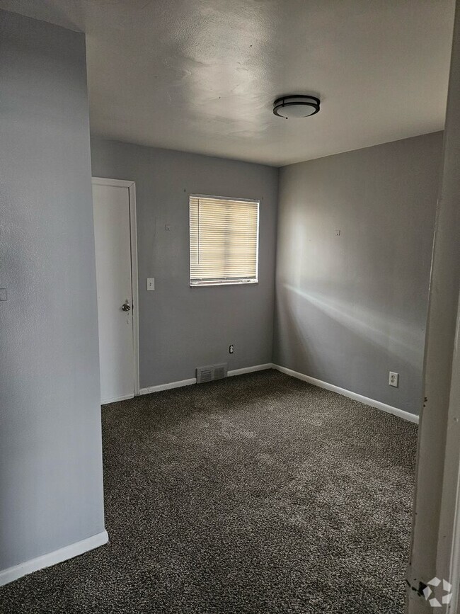 Building Photo - 2 Bedroom Duplex Unit 2 Bedroom Duplex with Basement Rental