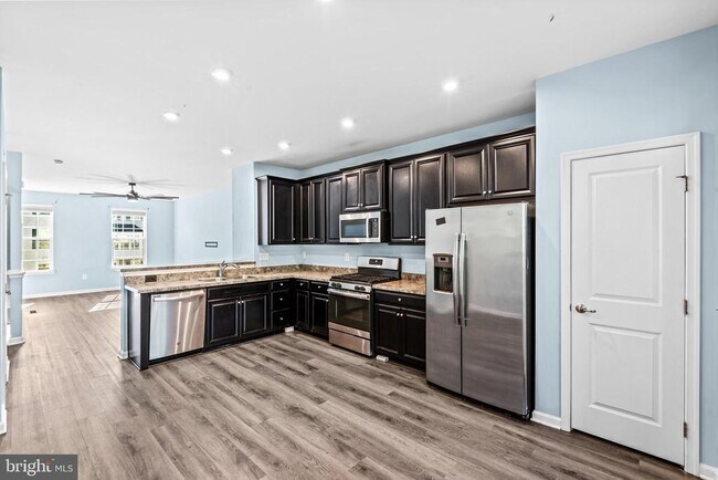 Building Photo - 720 River Crest Way