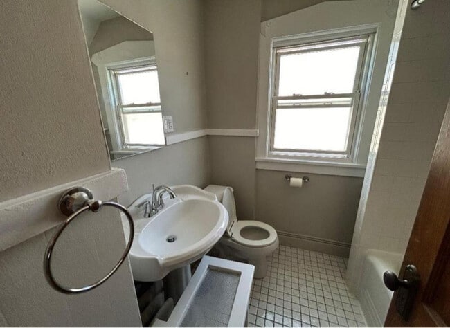 Building Photo - 256 E 7th St Rental
