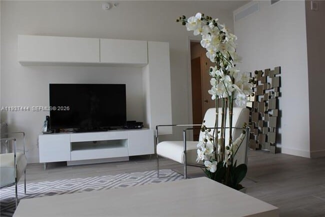 Photo - 999 SW 1st Ave Unidad 999 SW 1st Ave  2817