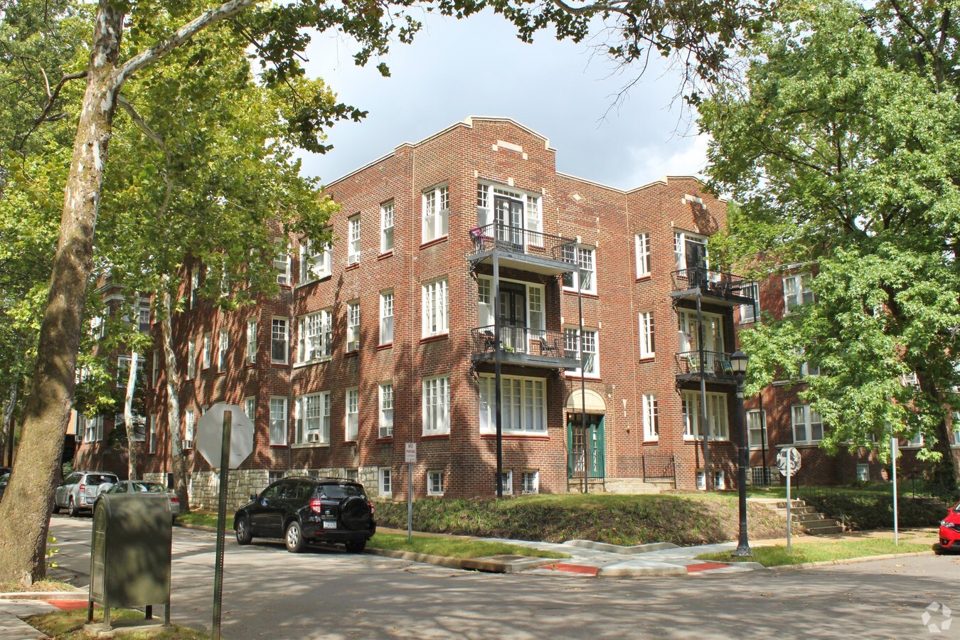 Photo - 6843 Kingsbury Blvd Apartments