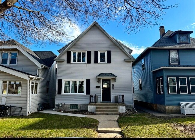 Building Photo - 3667 E Layton Ave