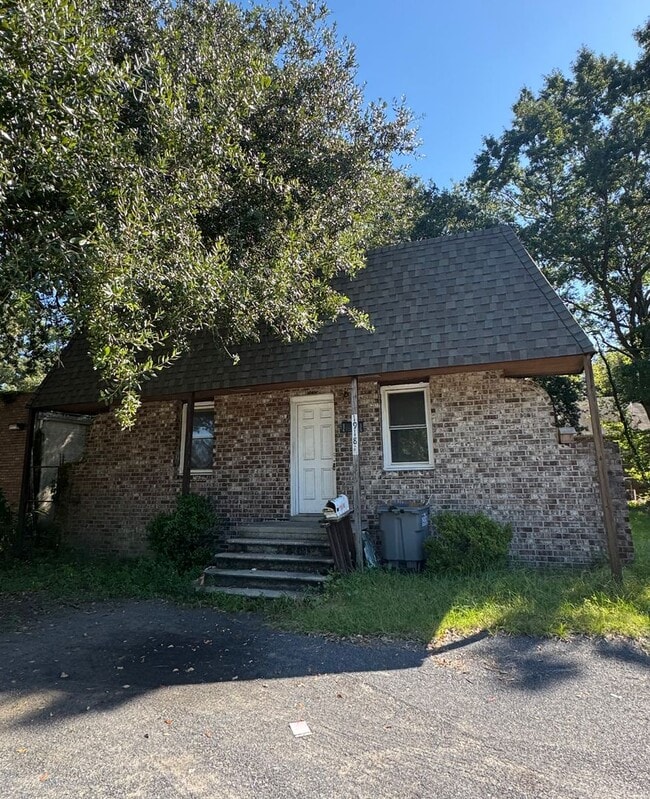 Building Photo - Charming Ranch Central Charleston Rental