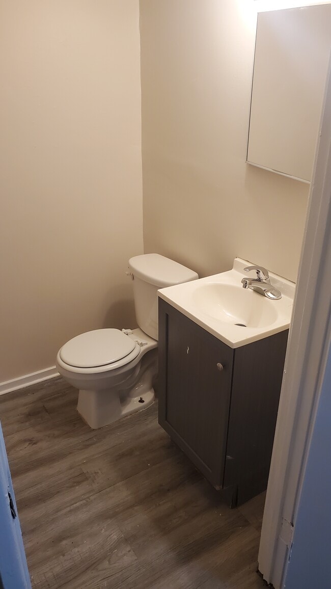 Medio baño en la planta baja - 13700 S Eggleston Ave