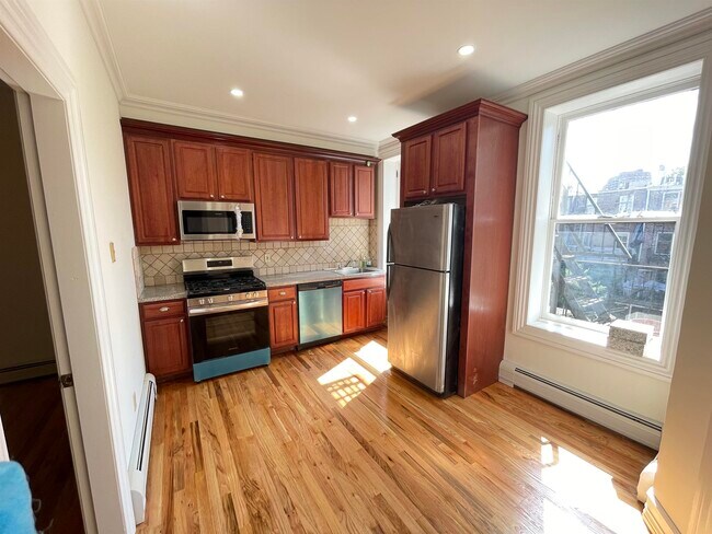 Photo - 145 Grand St