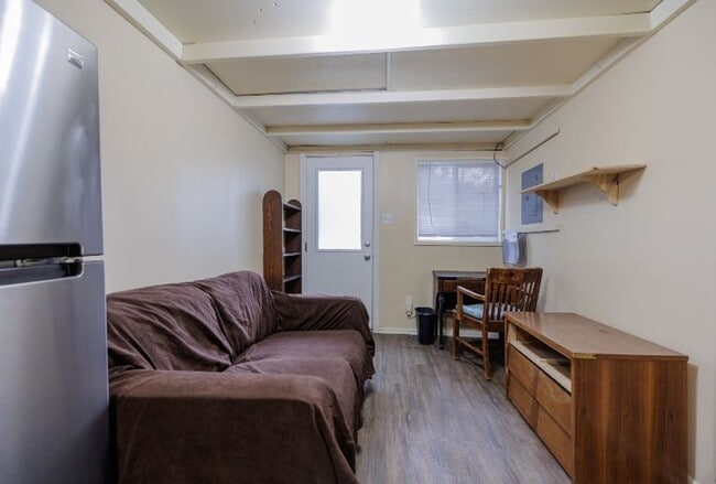 Building Photo - 914 13th St Unit Apartment #2