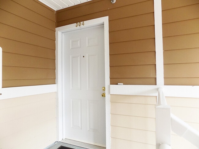 Photo - Roomy 2 Bedroom Condo With Washer & Dryer! ***Single Occupancy Only***