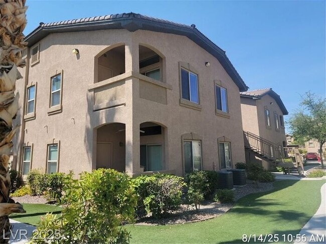 Building Photo - GORGEOUS SW 2nd FLOOR UNIT IN GATED COMMUN... Rental