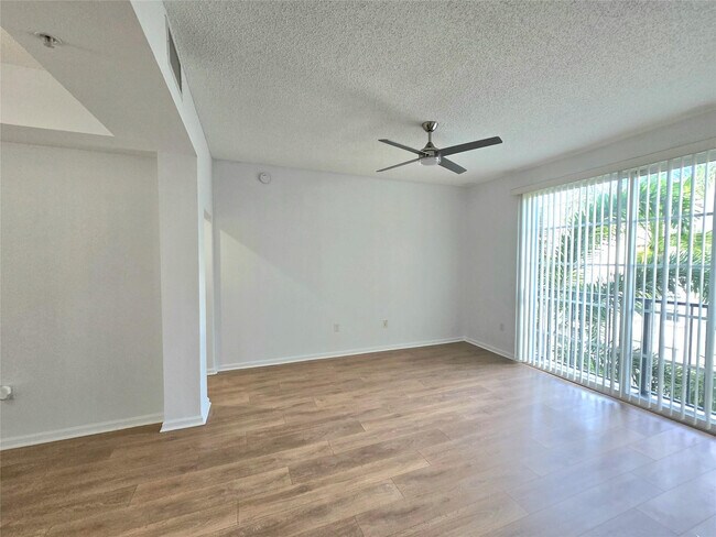 Photo - 533 NE 3rd Ave