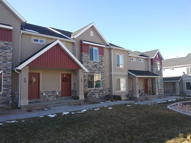 Building Photo - 3 Bedroom 2.5 Bathroom Townhome