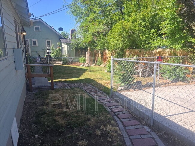 Photo - 445 Roberts St Unit B