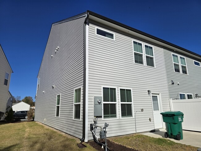 Photo - 865 Falls Grove Trl