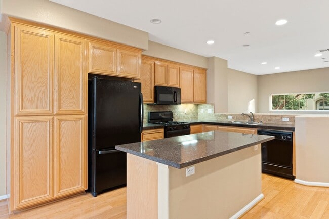 Building Photo - PEACEFUL & CONVENIENT TOWNHOME INCLUDES TW...