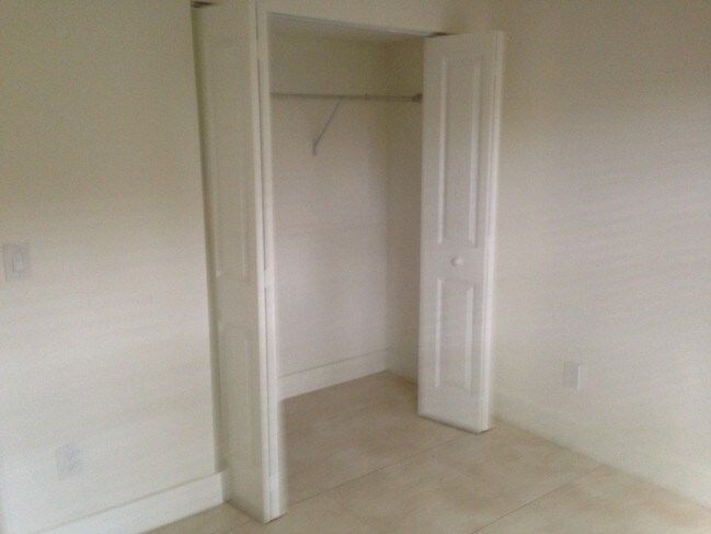 Guess Room Closet - 14933 SW 104th St Unit 14933 SW 104 Street