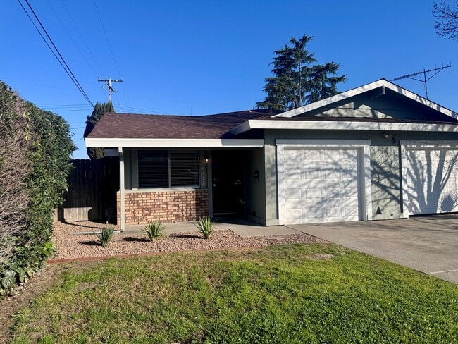 Building Photo - 7031-7033 Peachtree Ave Unit 7031