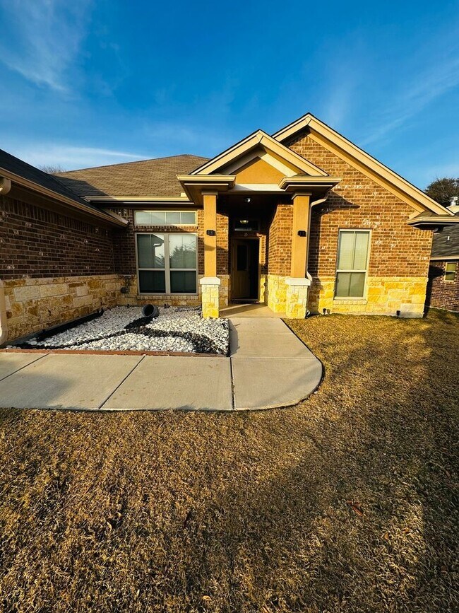 Photo - 1004 Chaucer Ln