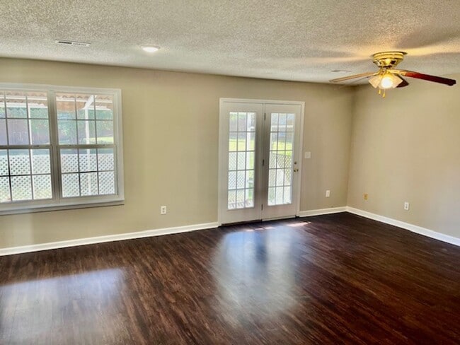 Photo - 15 Glenda Dr SW