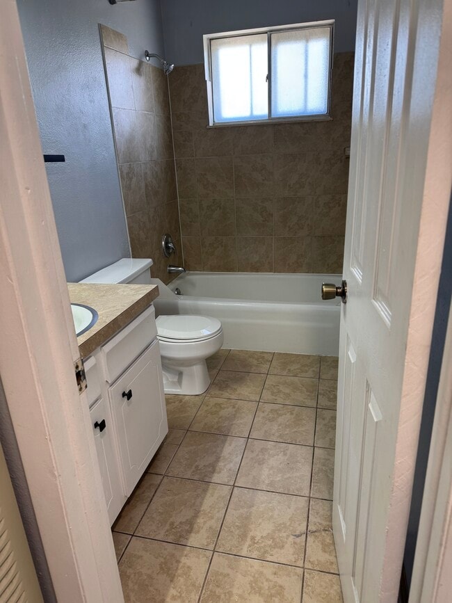 Photo - 3924 Devonshire Ln Unit 2