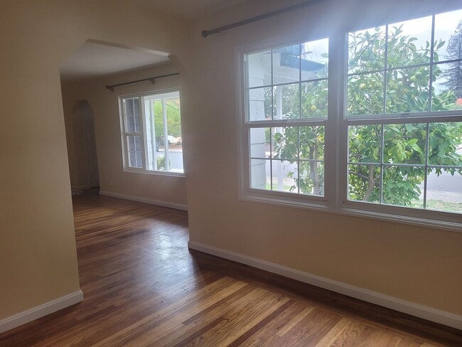 Photo - 2106 Albany Dr