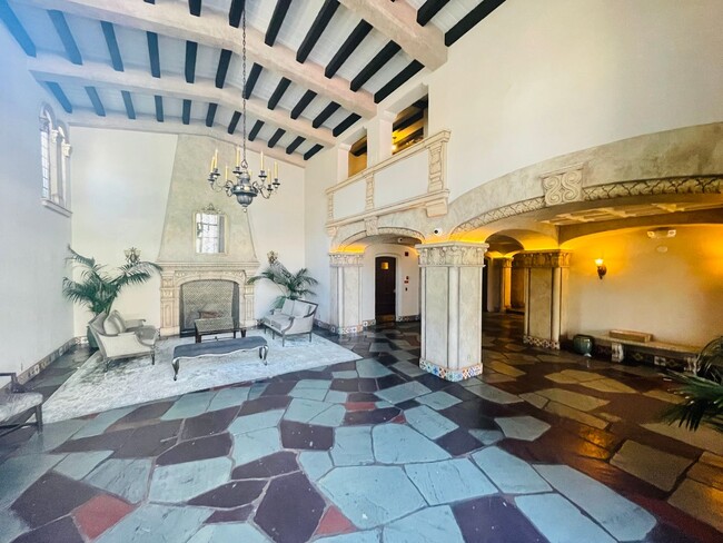 Building Photo - *New* Beautiful Sun-Filled 1 Bedroom / 1 Bathroom in Cow Hollow with Parking