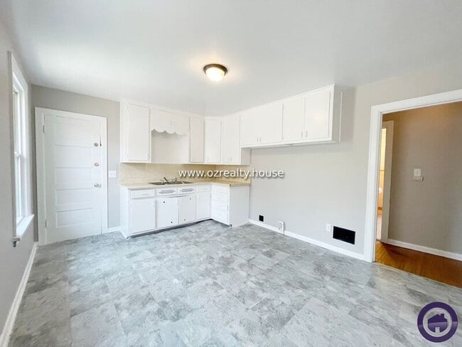 Photo - 837 Colburn St