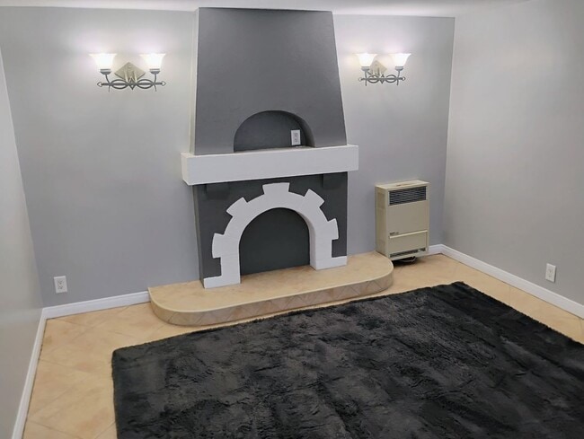 Photo - 664 W 3rd St