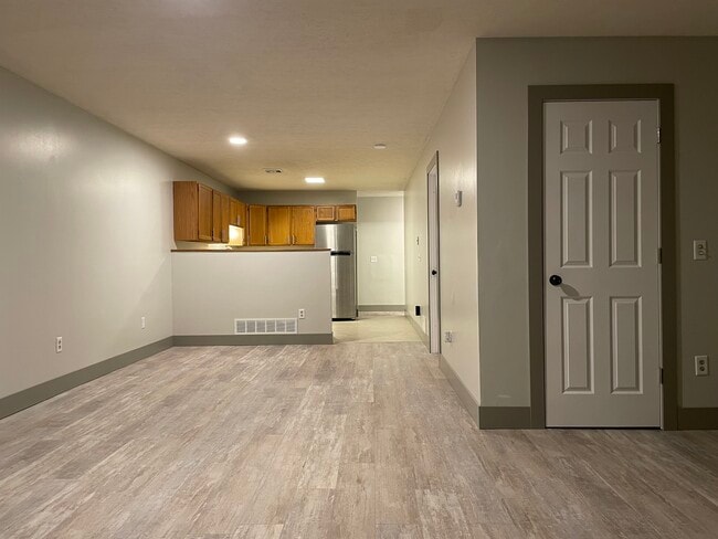 Building Photo - 117 W Oak St Rental