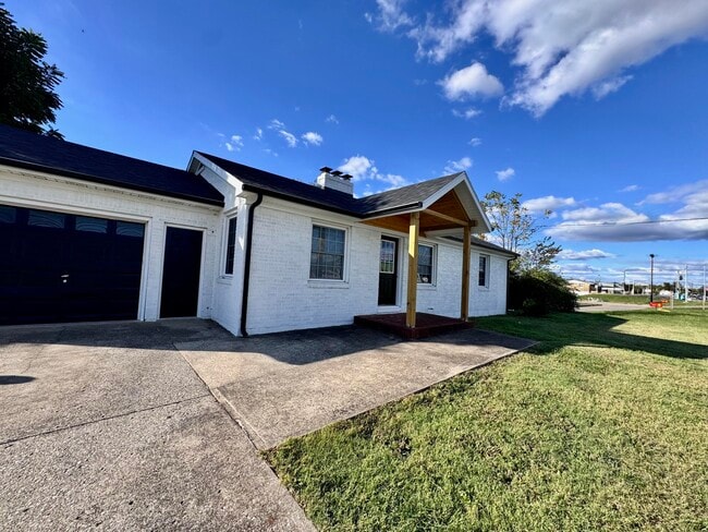 Building Photo - 1415 N Main St