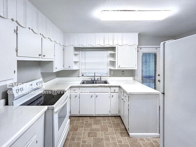 Photo - 333 Robertson Ave